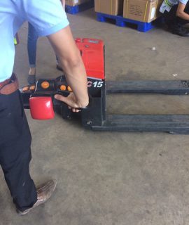 CUNG CẤP BÁNH XE NÂNG ĐIỆN ĐỨNG LÁI- REACH TRUCKS NK